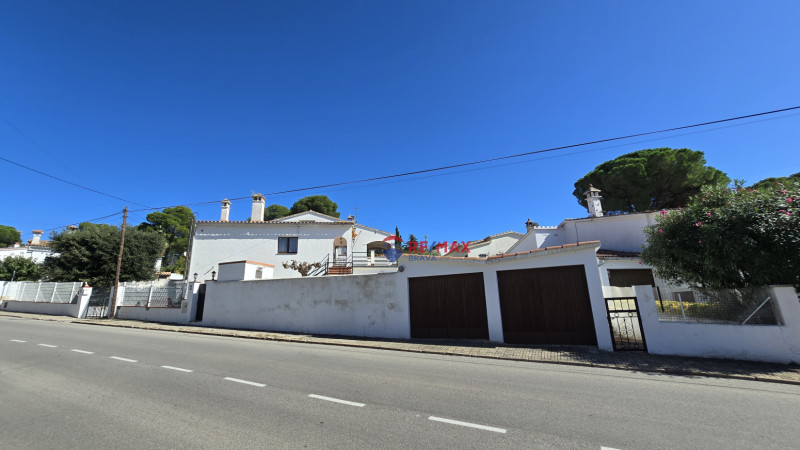 <p>House divided into two homes with swimming pool and garages, ideal for families or investment, near Cala Montgó, L escala</p>