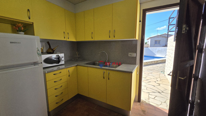 <p>House divided into two homes with swimming pool and garages, ideal for families or investment, near Cala Montgó, L escala</p>