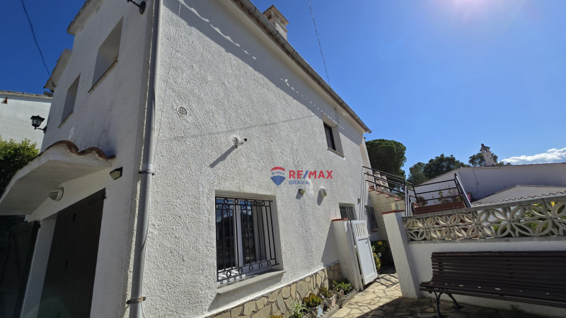 <p>House divided into two homes with swimming pool and garages, ideal for families or investment, near Cala Montgó, L escala</p>