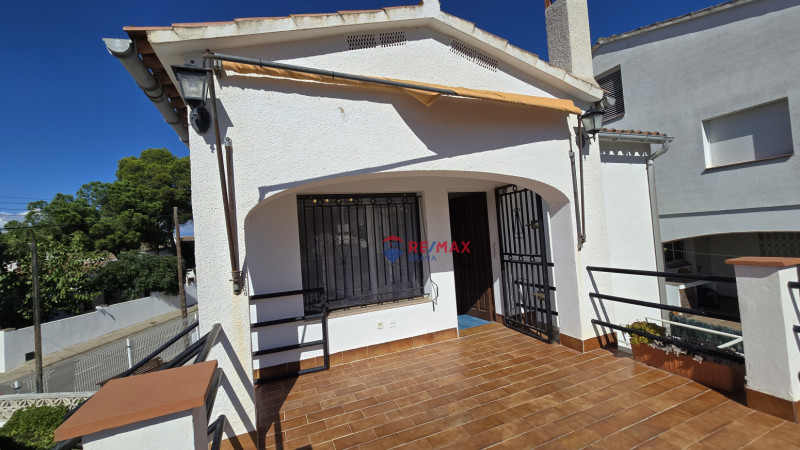 <p>House divided into two homes with swimming pool and garages, ideal for families or investment, near Cala Montgó, L escala</p>