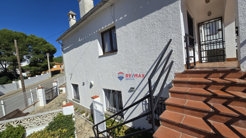 <p>House divided into two homes with swimming pool and garages, ideal for families or investment, near Cala Montgó, L escala</p>