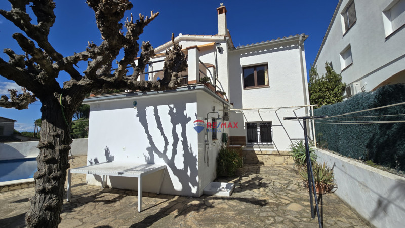 <p>House divided into two homes with swimming pool and garages, ideal for families or investment, near Cala Montgó, L escala</p>