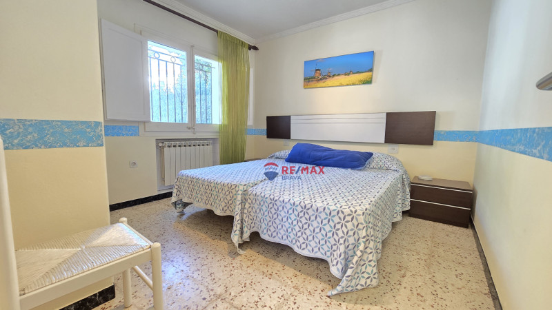 <p>House divided into two homes with swimming pool and garages, ideal for families or investment, near Cala Montgó, L escala</p>