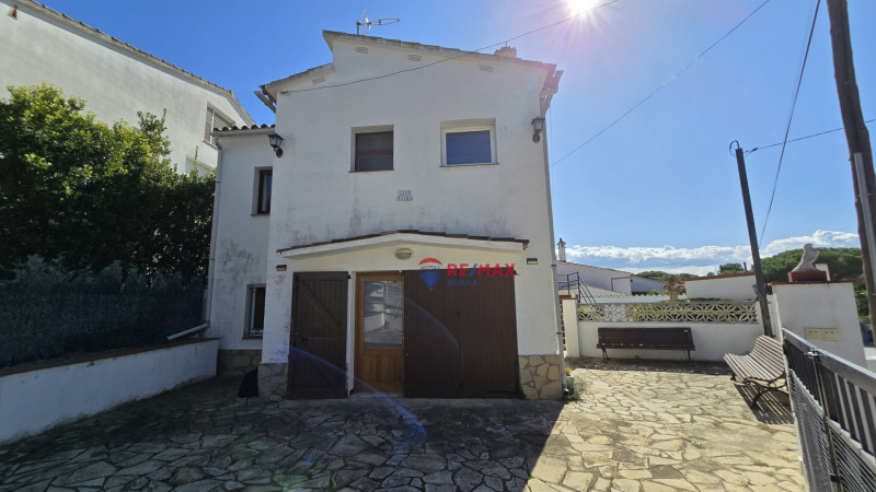 <p>House divided into two homes with swimming pool and garages, ideal for families or investment, near Cala Montgó, L escala</p>