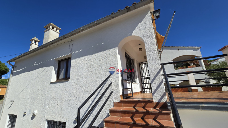 <p>House divided into two homes with swimming pool and garages, ideal for families or investment, near Cala Montgó, L escala</p>