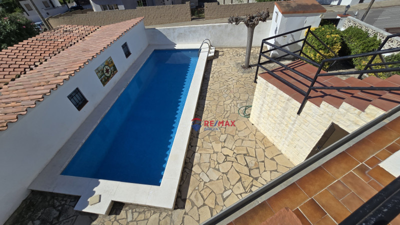 <p>House divided into two homes with swimming pool and garages, ideal for families or investment, near Cala Montgó, L escala</p>