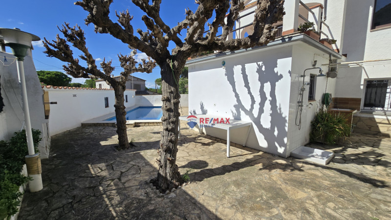 <p>House divided into two homes with swimming pool and garages, ideal for families or investment, near Cala Montgó, L escala</p>