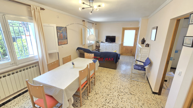 <p>House divided into two homes with swimming pool and garages, ideal for families or investment, near Cala Montgó, L escala</p>