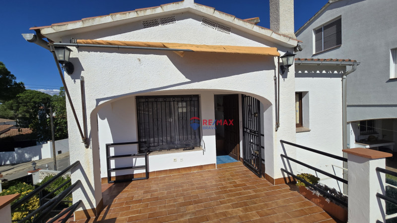 <p>House divided into two homes with swimming pool and garages, ideal for families or investment, near Cala Montgó, L escala</p>