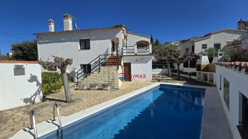 <p>House divided into two homes with swimming pool and garages, ideal for families or investment, near Cala Montgó, L escala</p>