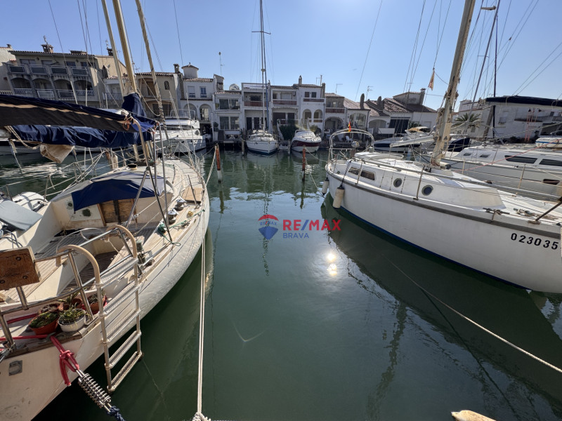 Amarre de 11 metros con garaje y trastero en Port Moxo, Empuriabrava, Costa Brava