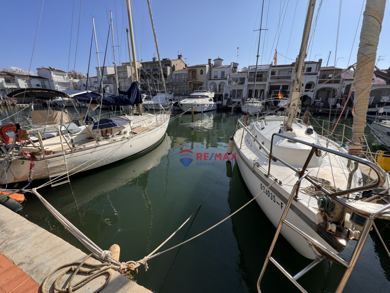 Amarre de 11 metros con garaje y trastero en Port Moxo, Empuriabrava, Costa Brava