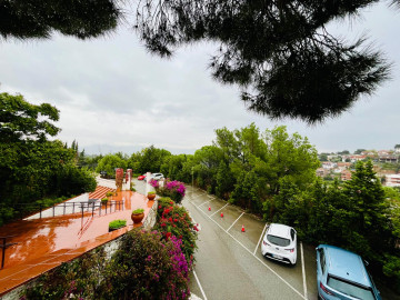 Vista de primer nivel a estacionamiento 