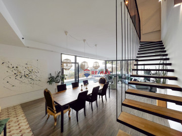 Comedor con escaleras modernas