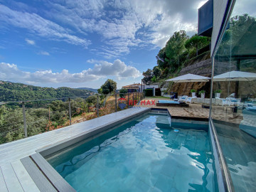 Piscina con vistas panorámicas