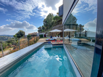 Piscina con vistas panorámicas