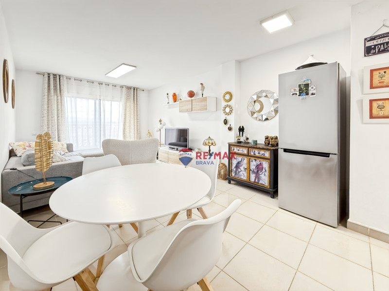 <p>Penthouse with terrace and unobstructed views, 2 bedrooms, elevator and parking, Empuriabrava, Costa Brava.</p>