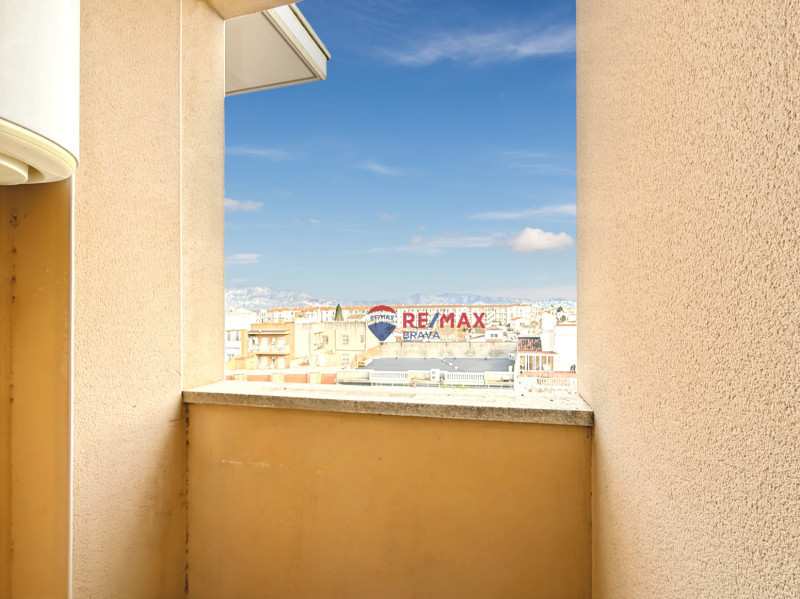 <p>Penthouse with terrace and unobstructed views, 2 bedrooms, elevator and parking, Empuriabrava, Costa Brava.</p>