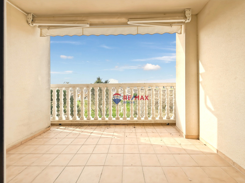 <p>Penthouse with terrace and unobstructed views, 2 bedrooms, elevator and parking, Empuriabrava, Costa Brava.</p>