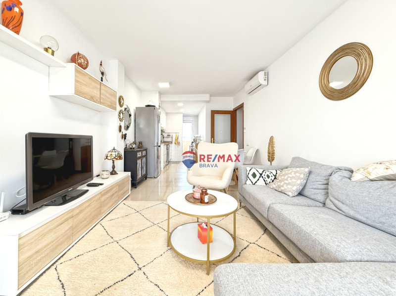 <p>Penthouse with terrace and unobstructed views, 2 bedrooms, elevator and parking, Empuriabrava, Costa Brava.</p>
