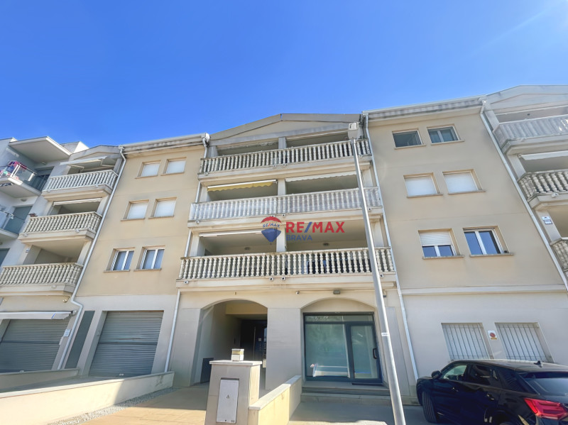 <p>Penthouse with terrace and unobstructed views, 2 bedrooms, elevator and parking, Empuriabrava, Costa Brava.</p>