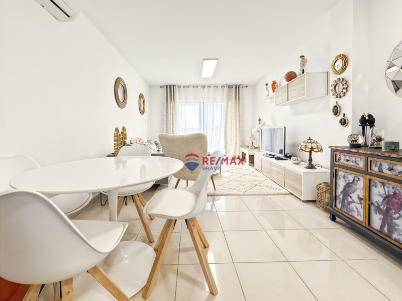 <p>Penthouse with terrace and unobstructed views, 2 bedrooms, elevator and parking, Empuriabrava, Costa Brava.</p>