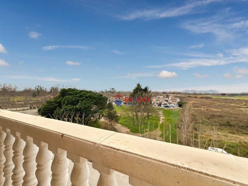 <p>Penthouse with terrace and unobstructed views, 2 bedrooms, elevator and parking, Empuriabrava, Costa Brava.</p>