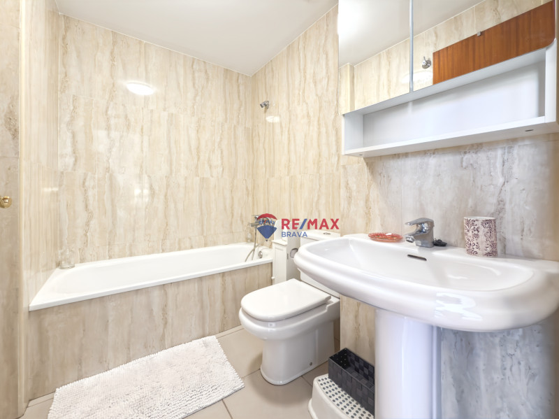 <p>Penthouse with terrace and unobstructed views, 2 bedrooms, elevator and parking, Empuriabrava, Costa Brava.</p>