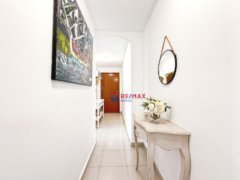 <p>Penthouse with terrace and unobstructed views, 2 bedrooms, elevator and parking, Empuriabrava, Costa Brava.</p>