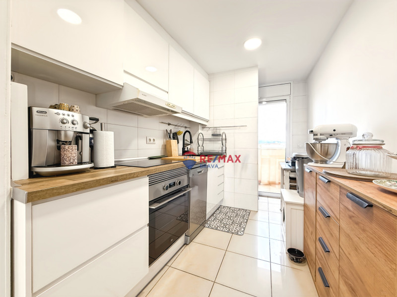 <p>Penthouse with terrace and unobstructed views, 2 bedrooms, elevator and parking, Empuriabrava, Costa Brava.</p>