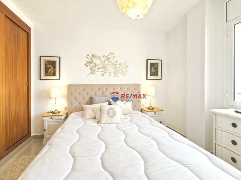 <p>Penthouse with terrace and unobstructed views, 2 bedrooms, elevator and parking, Empuriabrava, Costa Brava.</p>