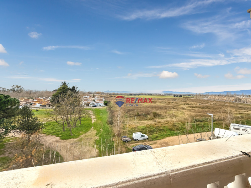 <p>Penthouse with terrace and unobstructed views, 2 bedrooms, elevator and parking, Empuriabrava, Costa Brava.</p>
