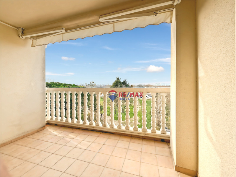 <p>Penthouse with terrace and unobstructed views, 2 bedrooms, elevator and parking, Empuriabrava, Costa Brava.</p>