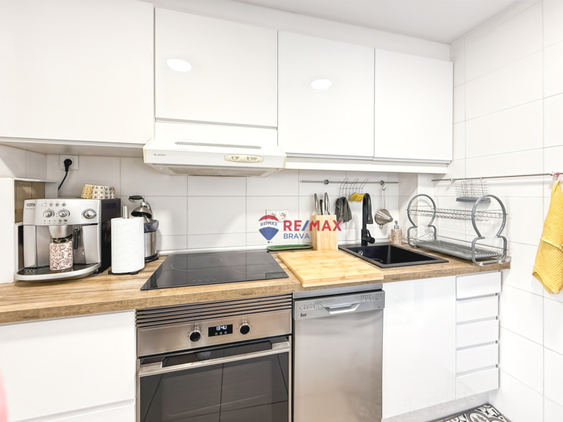 <p>Penthouse with terrace and unobstructed views, 2 bedrooms, elevator and parking, Empuriabrava, Costa Brava.</p>