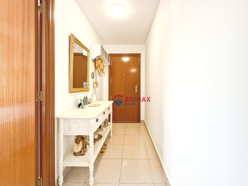 <p>Penthouse with terrace and unobstructed views, 2 bedrooms, elevator and parking, Empuriabrava, Costa Brava.</p>