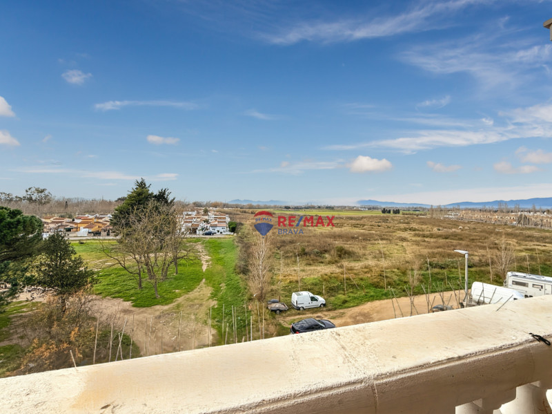 <p>Penthouse with terrace and unobstructed views, 2 bedrooms, elevator and parking, Empuriabrava, Costa Brava.</p>