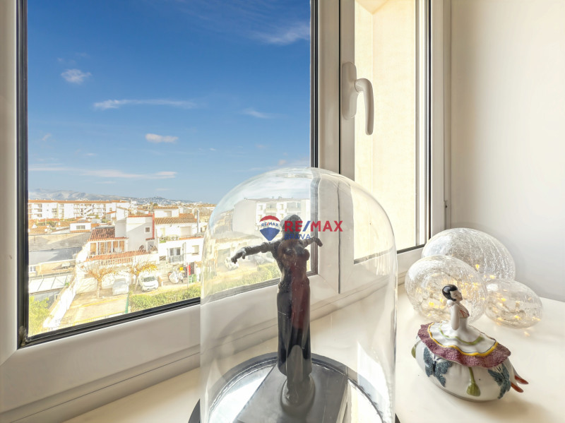<p>Penthouse with terrace and unobstructed views, 2 bedrooms, elevator and parking, Empuriabrava, Costa Brava.</p>