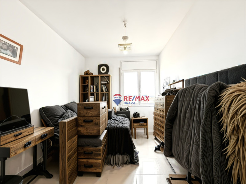 <p>Penthouse with terrace and unobstructed views, 2 bedrooms, elevator and parking, Empuriabrava, Costa Brava.</p>