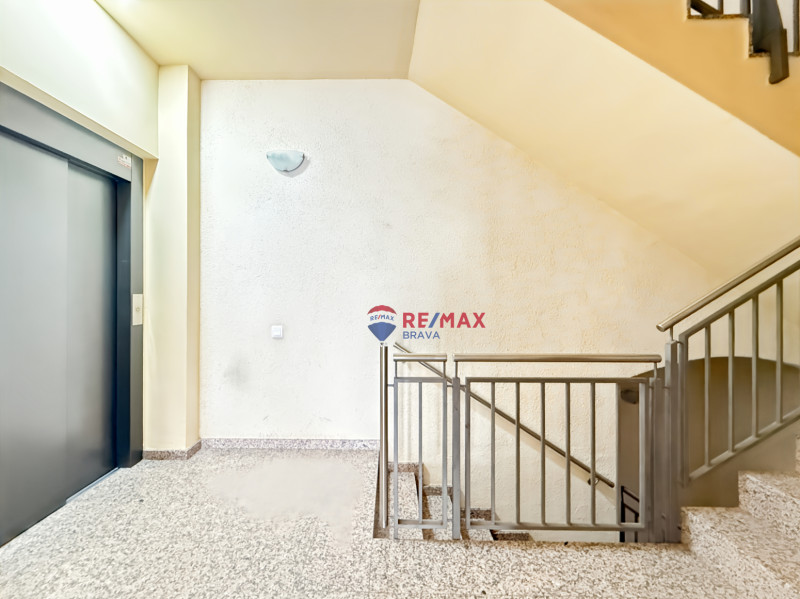<p>Penthouse with terrace and unobstructed views, 2 bedrooms, elevator and parking, Empuriabrava, Costa Brava.</p>