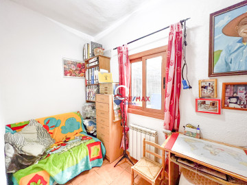 Dormitorio con ventana