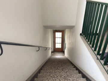 Escalera hostal para reformar