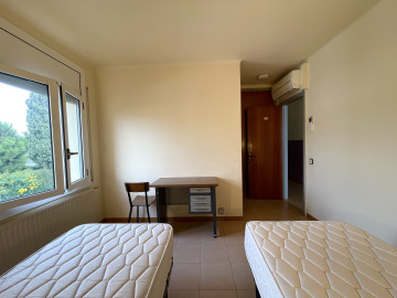 Habitación del hostal con baño