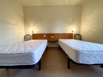 Habitación del hostal con baño