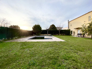 Piscina y jardín de la casa rural