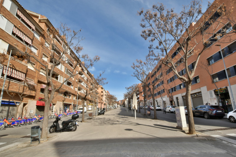 <p>Commercial premises in Sant Feliu de Llobregat, Mas Lluhí, Barcelona</p>