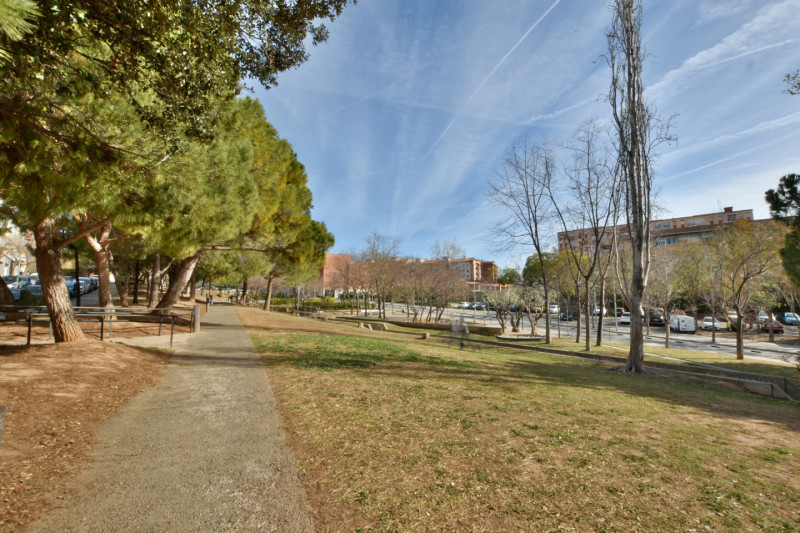 <p>Commercial premises in Sant Feliu de Llobregat, Mas Lluhí, Barcelona</p>