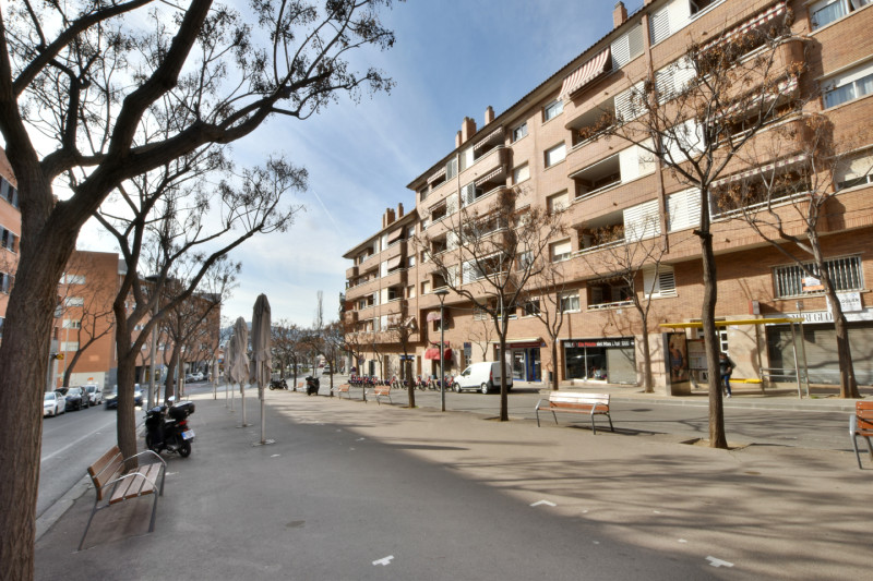 <p>Commercial premises in Sant Feliu de Llobregat, Mas Lluhí, Barcelona</p>