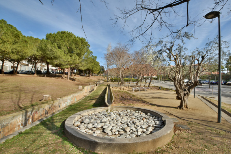 <p>Commercial premises in Sant Feliu de Llobregat, Mas Lluhí, Barcelona</p>