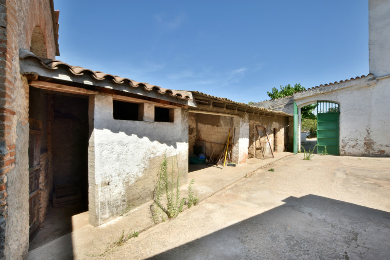 <p>Land of 10,500 m2 with country house of 1,471 m2 in Sant Andreu de la Barca, Barcelona</p>