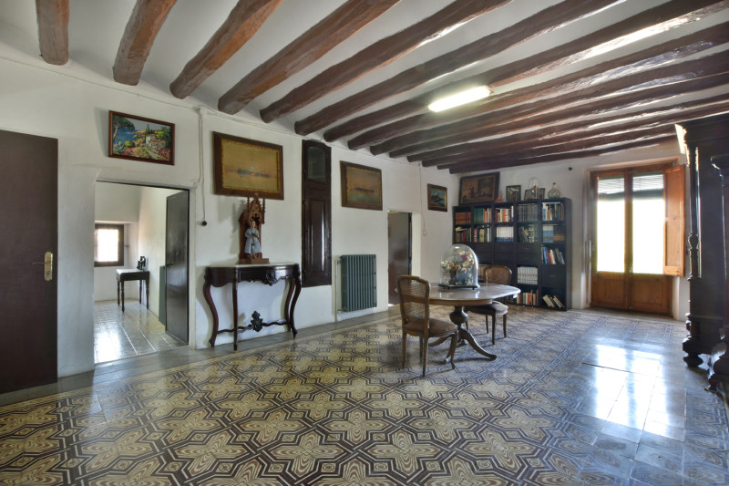 <p>Land of 10,500 m2 with country house of 1,471 m2 in Sant Andreu de la Barca, Barcelona</p>